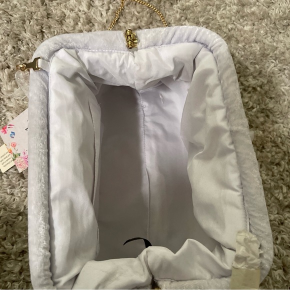 Elegant White Embroidered Clutch with Chain - Picture 6 of 7